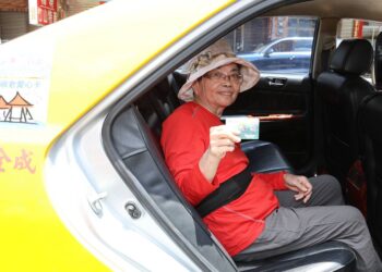 南投縣敬老愛心卡解決偏鄉短程交通問題  再增鹿谷鄉計程車派遣站