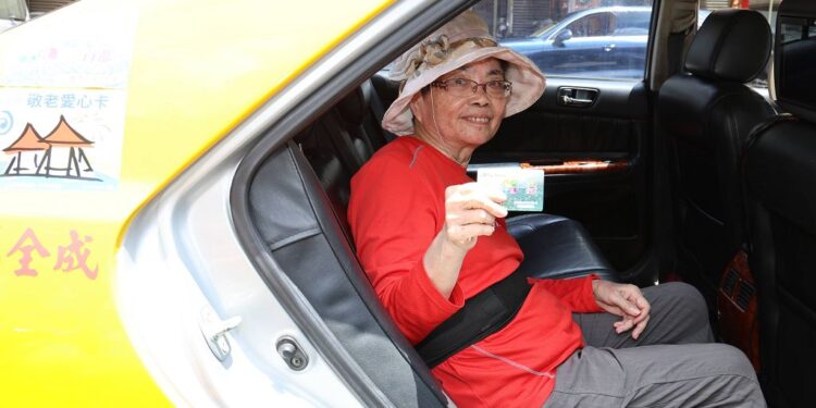 南投縣敬老愛心卡解決偏鄉短程交通問題  再增鹿谷鄉計程車派遣站