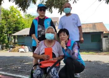 吉安鄉暗夜火警房舍燃燒殆盡 游淑貞慰問九旬長者送關懷金