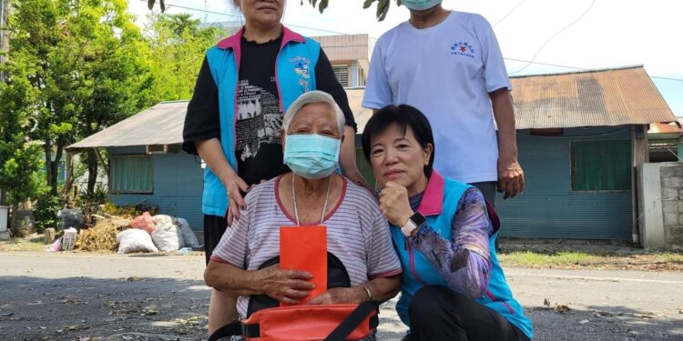 吉安鄉暗夜火警房舍燃燒殆盡 游淑貞慰問九旬長者送關懷金 吉安鄉暗夜火警房舍燃燒殆盡 游淑貞慰問九旬長者送關懷金