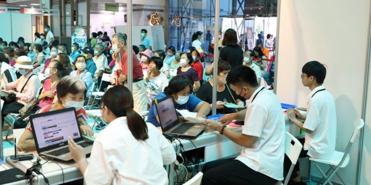 嘉市購物節「滿千送百」開跑　市民凌晨排隊等兌現