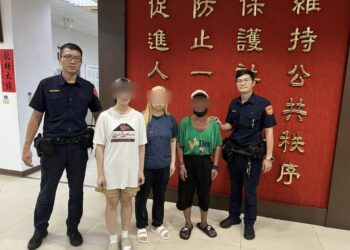 失智翁深夜徘徊路旁  中警熱心助其返家