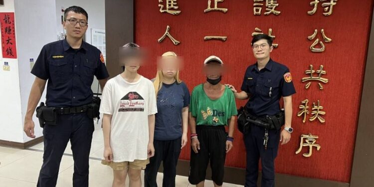 失智翁深夜徘徊路旁  中警熱心助其返家