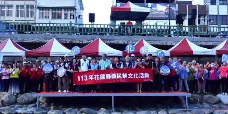 客家鄉親齊聚七腳川溪放水燈祈福 祝願花蓮義民祭活動順利圓滿 客家鄉親齊聚七腳川溪放水燈祈福 祝願花蓮義民祭活動順利圓滿