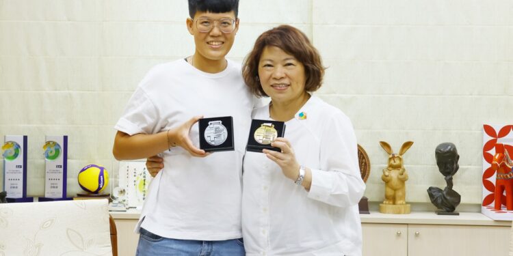 巴黎奧運劉宛渝選手返嘉　黃敏惠暖抱並鼓勵祝福