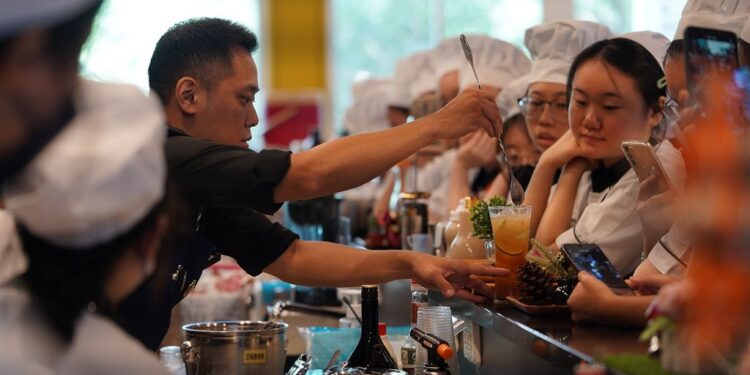 德式扭結麵包vs台灣珍珠奶茶 馬國青年學子體驗烘焙與飲調魅力