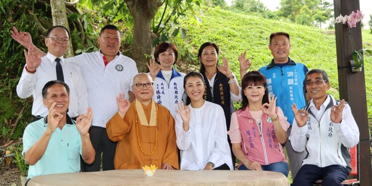 慈濟吉祥月祈福 大自在王佛禪寺中元普度 許縣長先後出席獻供頂禮 慈濟吉祥月祈福 大自在王佛禪寺中元普度 許縣長先後出席獻供頂禮