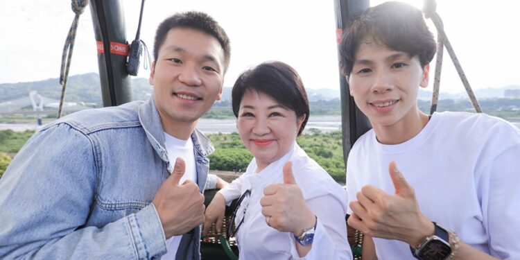 最高熱氣球在台中 盧市長攜奧運雙金李洋、林郁婷解鎖石岡熱氣球初體驗 最高熱氣球在台中 盧市長攜奧運雙金李洋、林郁婷解鎖石岡熱氣球初體驗