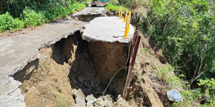 熱心服務 塩寮村村長簡福其奮勇救援凱米颱風災區 熱心服務 塩寮村村長簡福其奮勇救援凱米颱風災區