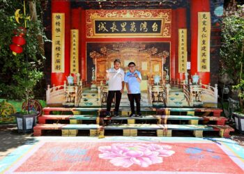 爸氣旅遊台灣萬里長城  穿古裝扮皇帝登高踏青