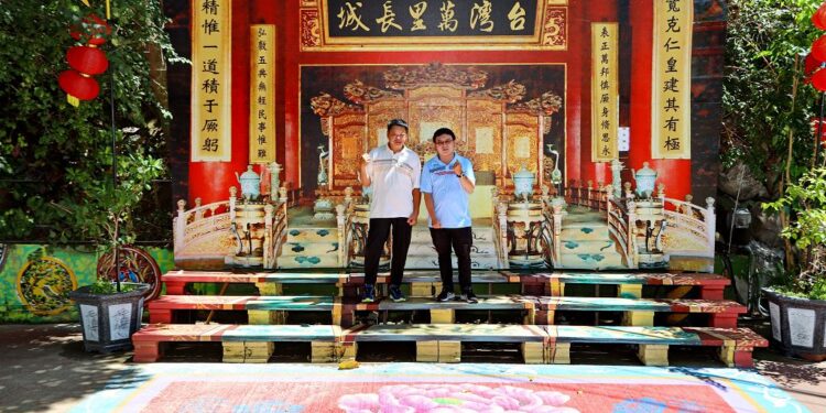 爸氣旅遊台灣萬里長城 穿古裝扮皇帝登高踏青 爸氣旅遊台灣萬里長城 穿古裝扮皇帝登高踏青