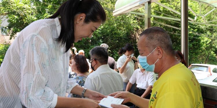 竹山鴻囍別墅社區道路塌陷成災  許縣長會勘搶險進度並發放慰問金