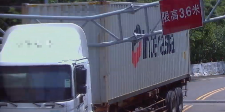 算錯車身高度 聯結車酒駕撞掉頭路 算錯車身高度 聯結車酒駕撞掉頭路