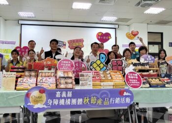 翁章梁體驗製作鳳梨酥　籲選購身障秋節禮盒做愛心