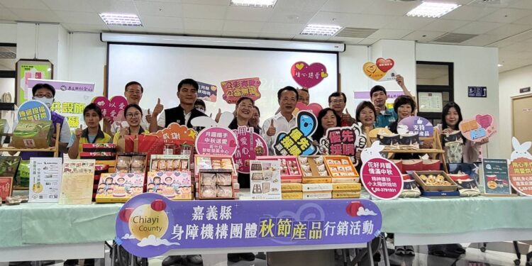 翁章梁體驗製作鳳梨酥　籲選購身障秋節禮盒做愛心