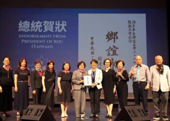 2024世界臺灣客家懇親大會在溫哥華 古秀妃主委代表賴總統頒發賀狀