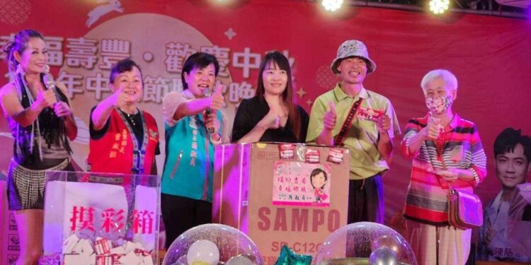 壽豐中秋晚會登場場面熱絡 曾淑懿感謝千名鄉親雨中相挺