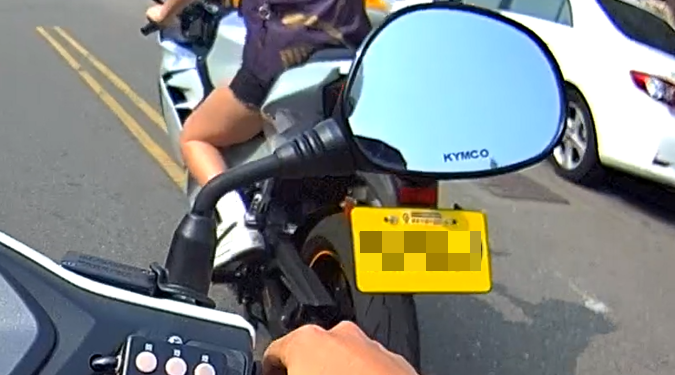 妙齡女騎重機不打方向燈 遭警攔查罪加一等 妙齡女騎重機不打方向燈 遭警攔查罪加一等