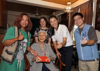 崇揚敬老重陽節前許縣長  中寮、投市訪人瑞