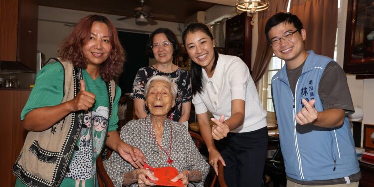 崇揚敬老重陽節前許縣長  中寮、投市訪人瑞