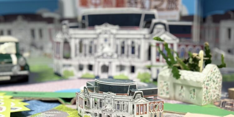 手工打造臺中州廳立體書 透過圖文紙上走入國定古蹟 手工打造臺中州廳立體書 透過圖文紙上走入國定古蹟