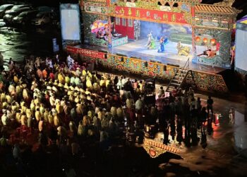 明華園新港公演暨台塑廠鄉交流　鄉親冒雨參與熱情不減