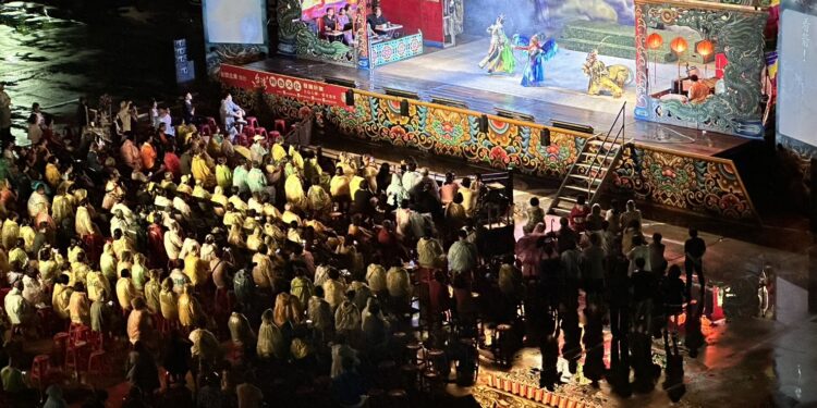 明華園新港公演暨台塑廠鄉交流 鄉親冒雨參與熱情不減 明華園新港公演暨台塑廠鄉交流 鄉親冒雨參與熱情不減