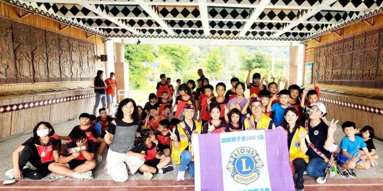 汎札徠獅子會中秋致贈小月餅 溫暖卓溪鄉學童心