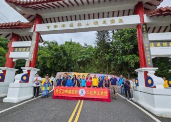 游淑貞感謝七間宮廟攜力災後重建 挹注建設金助慈雲山懷恩牌樓修復