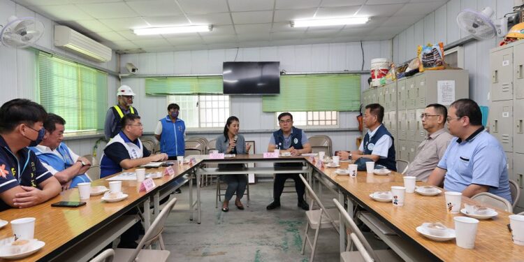 環境部長彭啟明視察草屯堆置垃圾山移除成果 力挺縣府興建再生能源中心