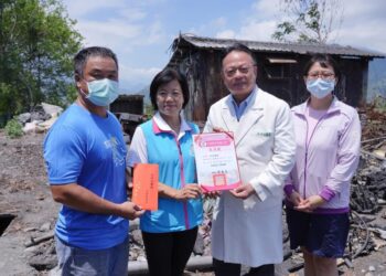 白袍獅友吳坤佶慰問遭祝融青農 游淑貞陪同到位捐款勉厲助重建