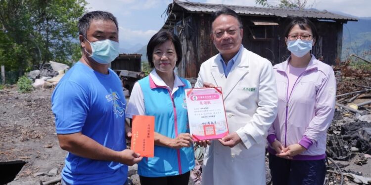 白袍獅友吳坤佶慰問遭祝融青農 游淑貞陪同到位捐款勉厲助重建 白袍獅友吳坤佶慰問遭祝融青農 游淑貞陪同到位捐款勉厲助重建