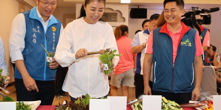 第七屆南投縣青農聯誼會會員大會 許縣長代言活力杯並允持續幫助南投青農打拚