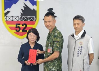 議長陳姿妏領隊　嘉市議會敬軍團秋節勞軍