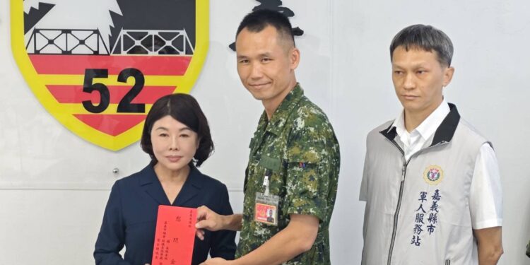 議長陳姿妏領隊 嘉市議會敬軍團秋節勞軍 議長陳姿妏領隊 嘉市議會敬軍團秋節勞軍
