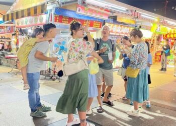 越南旅客包機直航訪花，樂遊東大門夜市及七星潭、台泥DAKA等景點 盛讚花蓮依然美好
