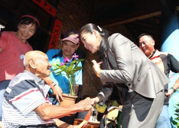 重陽登高訪人瑞  許縣長崇揚敬老