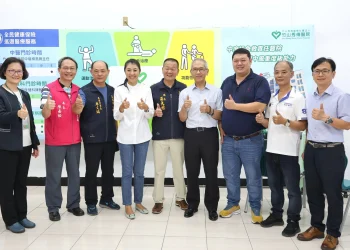 集集首座物理治療所揭牌啟用 許縣長實際體驗：治療、保健攏𣍐歹都不錯