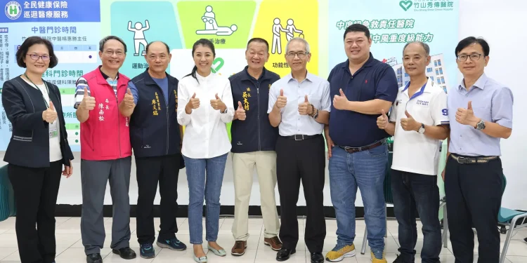 集集首座物理治療所揭牌啟用 許縣長實際體驗：治療、保健攏𣍐歹都不錯