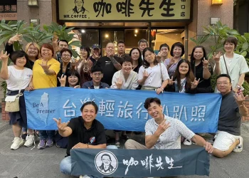 推動公益T恤傳遞正能量  買肉粽包子發送給寺廟流浪漢