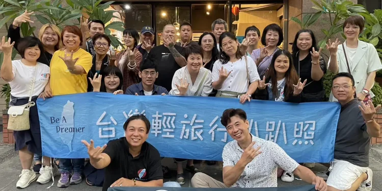 推動公益T恤傳遞正能量 買肉粽包子發送給寺廟流浪漢 推動公益T恤傳遞正能量 買肉粽包子發送給寺廟流浪漢