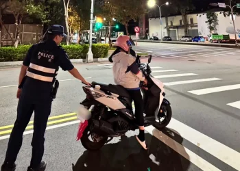 康芮7級強風搧倒女騎士  巡邏警即刻救援