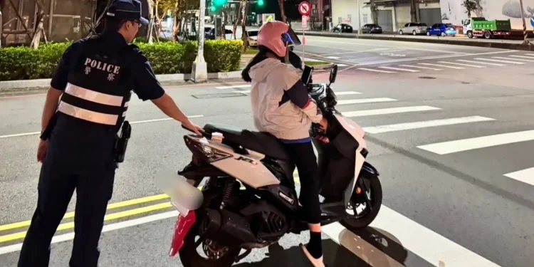 康芮7級強風搧倒女騎士 巡邏警即刻救援 康芮7級強風搧倒女騎士 巡邏警即刻救援