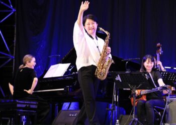 台中爵士音樂節開幕夜10國使節出席 盧市長獨秀薩克斯風與全場同歡18.5萬粉絲朝聖