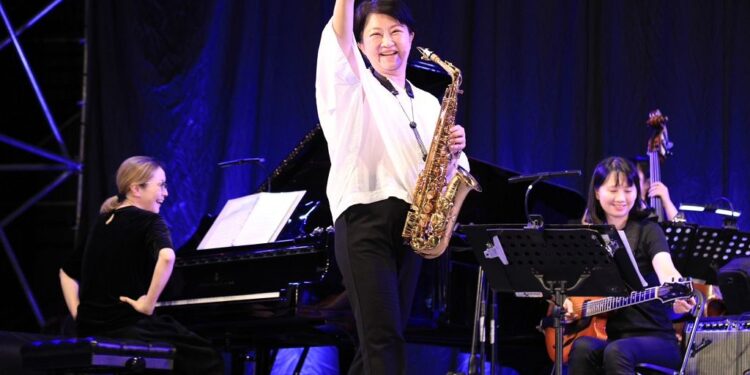 台中爵士音樂節開幕夜10國使節出席 盧市長獨秀薩克斯風與全場同歡18.5萬粉絲朝聖 台中爵士音樂節開幕夜10國使節出席 盧市長獨秀薩克斯風與全場同歡18.5萬粉絲朝聖
