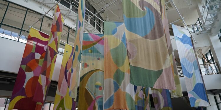 天然染織專家陳景林獲頒國家工藝成就獎  中市纖博館展出臺灣經典百色