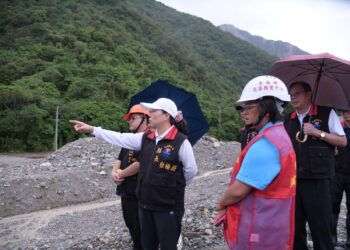 山陀兒颱風席捲全台 徐榛蔚視察三棧溪及三棧國小 確保居民與學生安全無虞