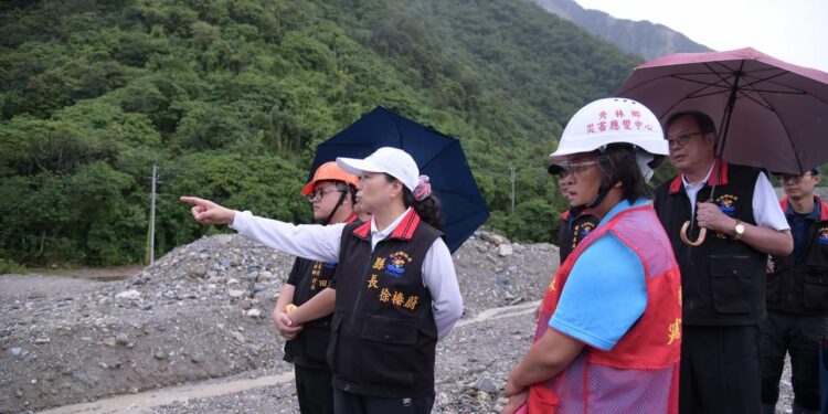 山陀兒颱風席捲全台 徐榛蔚視察三棧溪及三棧國小 確保居民與學生安全無虞 山陀兒颱風席捲全台 徐榛蔚視察三棧溪及三棧國小 確保居民與學生安全無虞