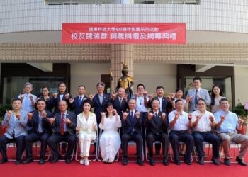 嶺東科大欣逢創校六十週年 校友魏瑞蓉贈銅雕祝賀並舉行揭幕儀式