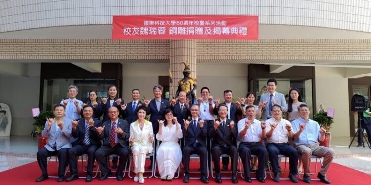 嶺東科大欣逢創校六十週年 校友魏瑞蓉贈銅雕祝賀並舉行揭幕儀式 嶺東科大欣逢創校六十週年 校友魏瑞蓉贈銅雕祝賀並舉行揭幕儀式